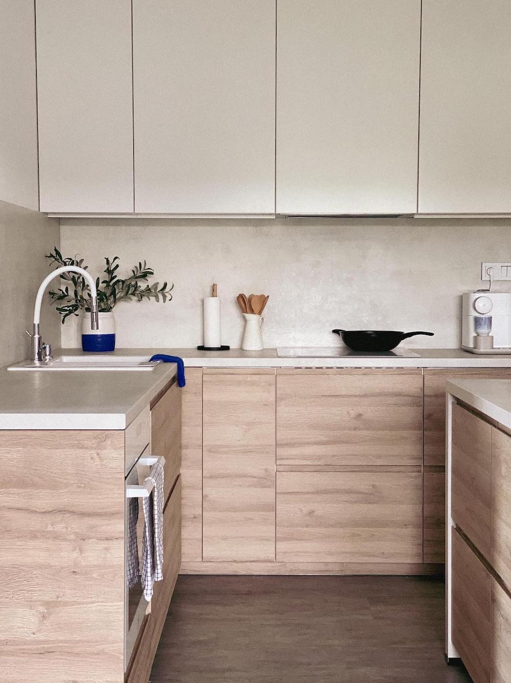 a warm and light kitchen with pieces from Ikea