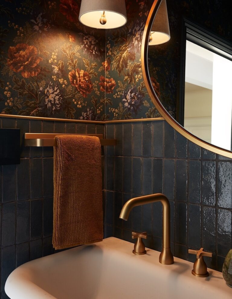 29+ Moody Bathroom Ideas That Are Elegant & Dreamy (2024)