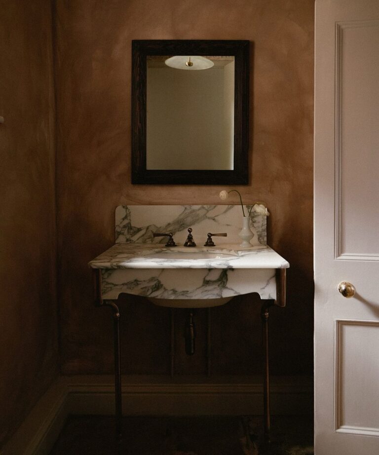 29+ Moody Bathroom Ideas That Are Elegant & Dreamy (2024)