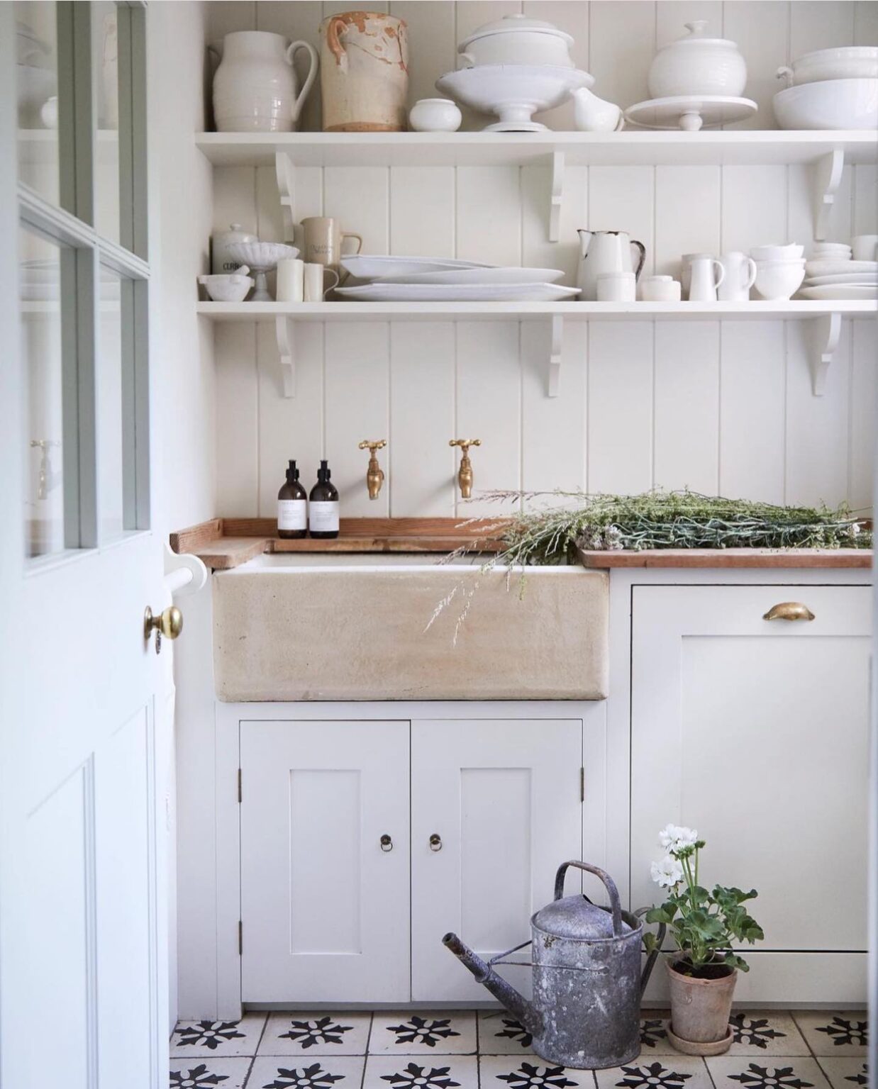 21+ Cottage-Inspired Laundry Rooms With A Vintage Vibe We Love