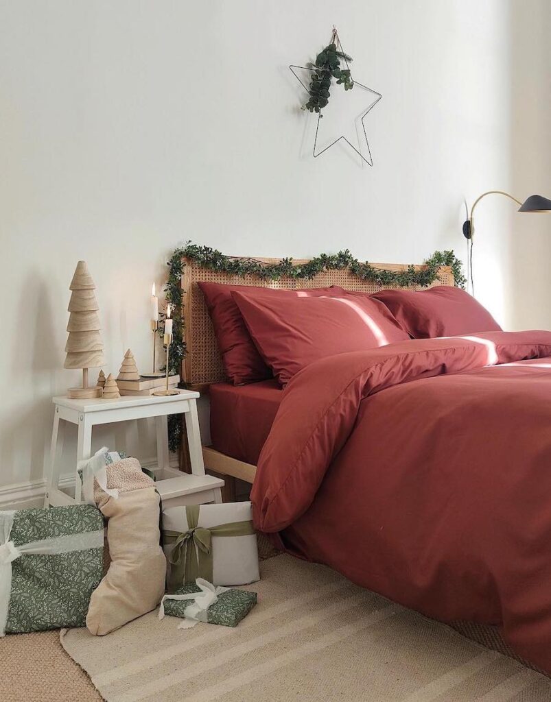 16+ Ideas For Cozy Christmas Bedroom Decor - classy & minimal