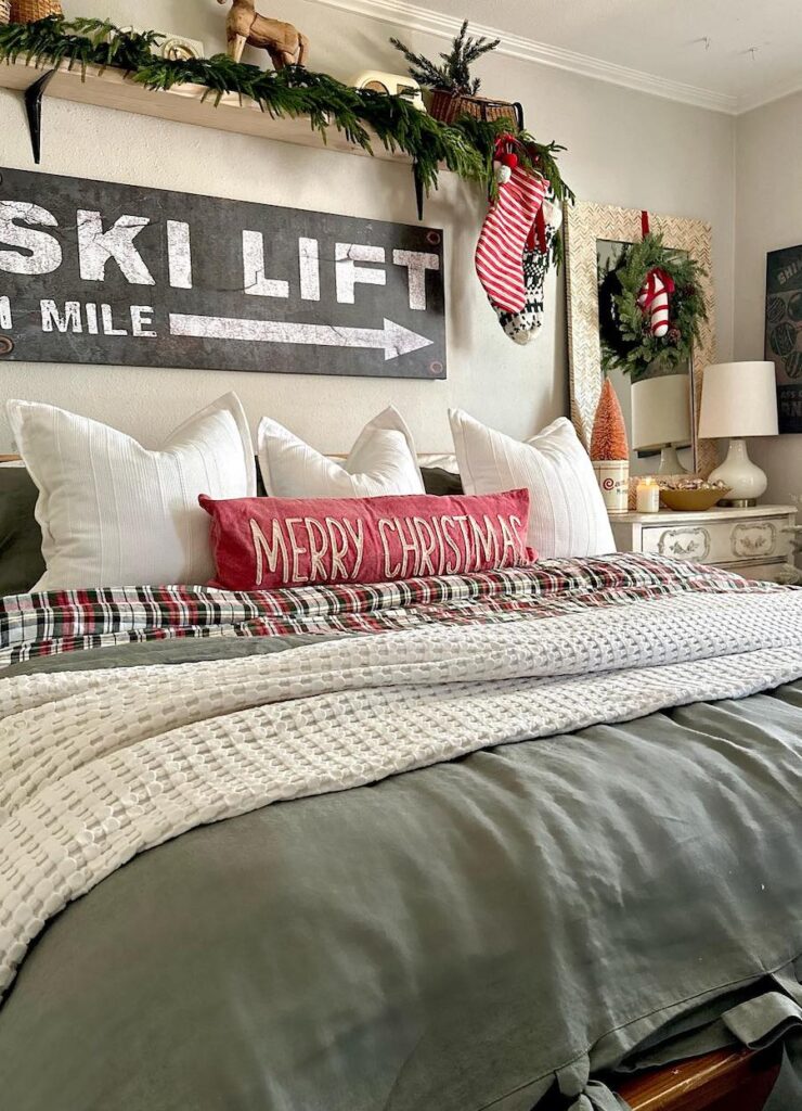16+ Ideas For Cozy Christmas Bedroom Decor - classy & minimal