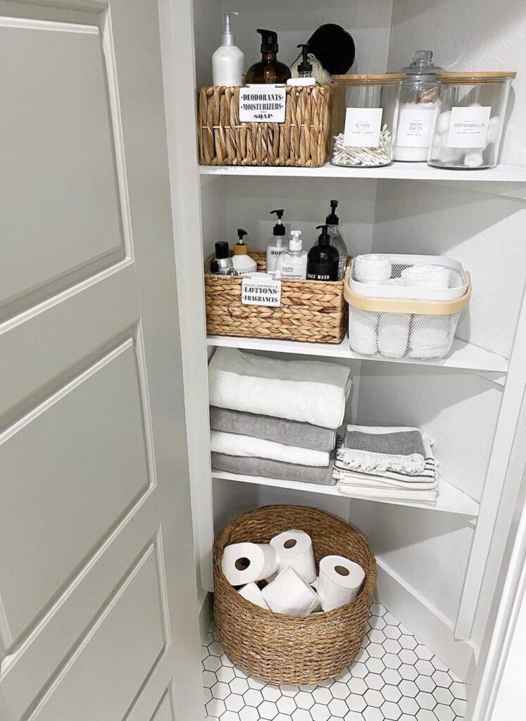 22+ Brilliant Bathroom Organization Ideas, Tips & Hacks for 2025