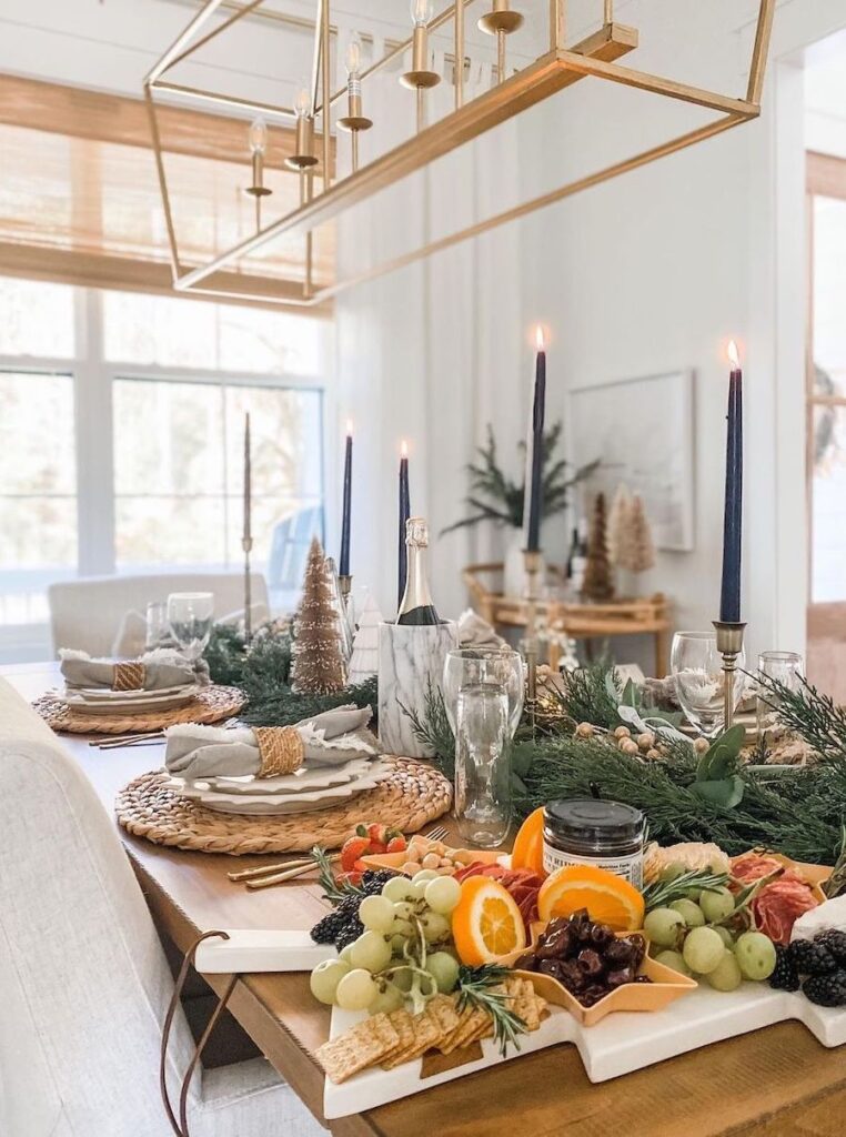 16+ Classy Christmas Table Decorations for 2024 (Elegant, Simple)